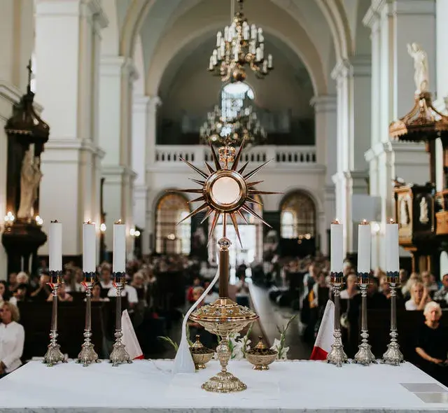 Czy przelewanie wosku to grzech? Poznaj stanowisko Kościoła katolickiego