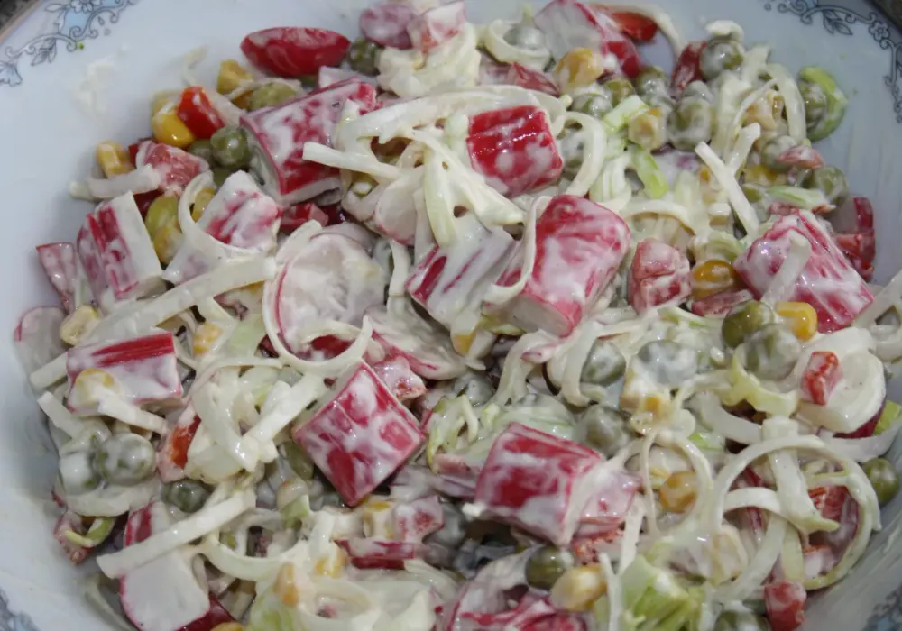 Sałatka z surimi - przepis, który zawsze się udaje!