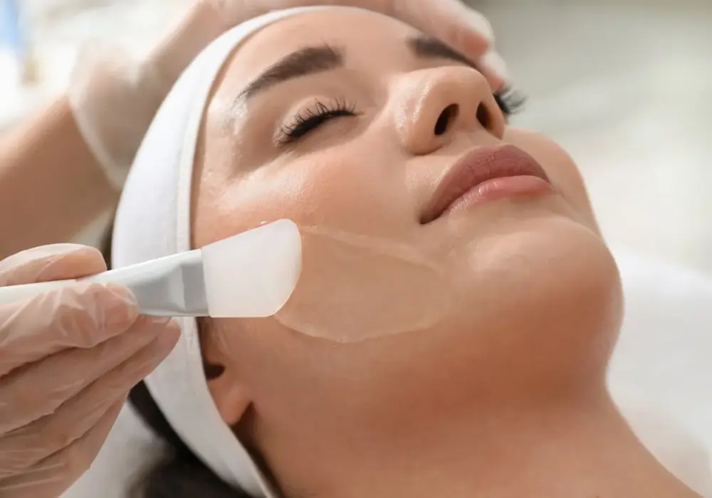 Jak stosować peeling do twarzy, aby uniknąć podrażnień i uzyskać gładką skórę