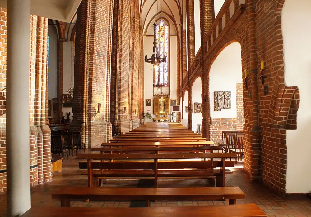 Dlaczego kolumny w katedrze kołobrzeg są krzywe? Historia i tajemnice