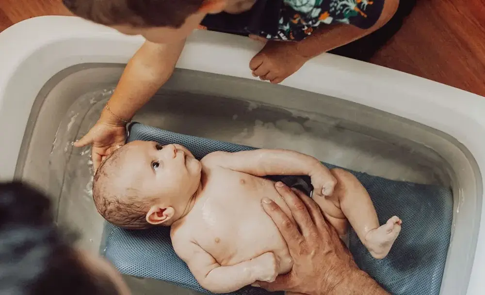 Kąpiel noworodka krok po kroku - jak zrobić to spokojnie?