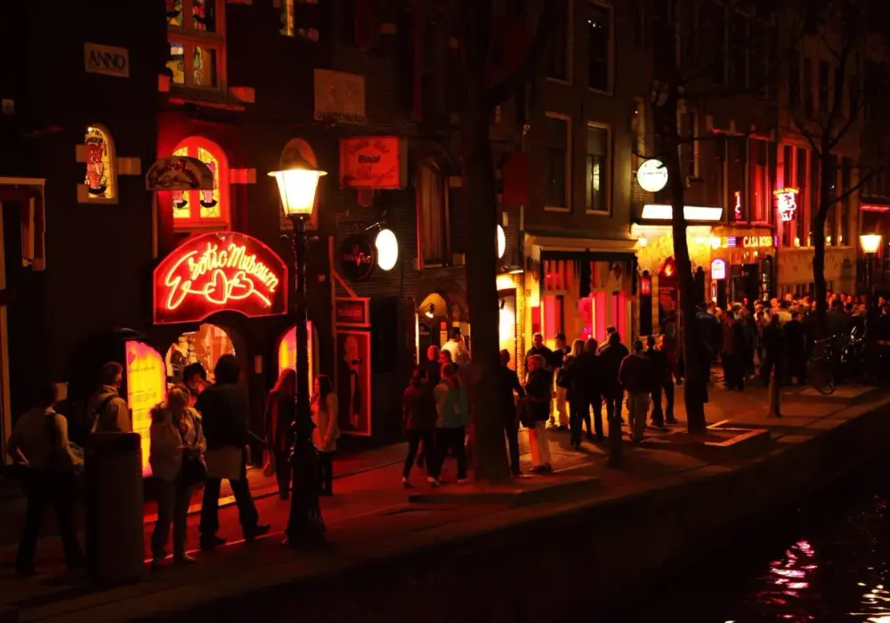Niebieska ulica Amsterdam: co musisz wiedzieć przed wizytą w De Wallen