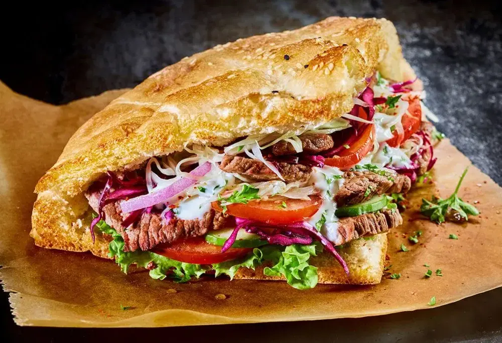 Ile kalorii ma kebab w bułce? Sprawdź, jak wpływa na Twoją dietę!