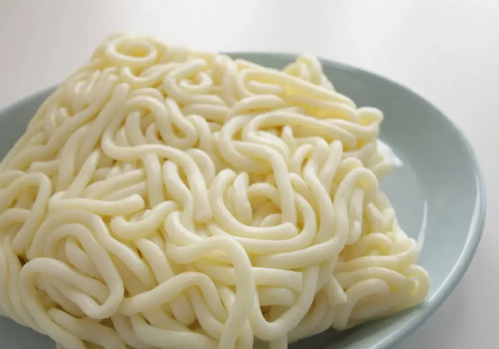 Makaron udon co to? Poznaj jego właściwości i zastosowania w kuchni