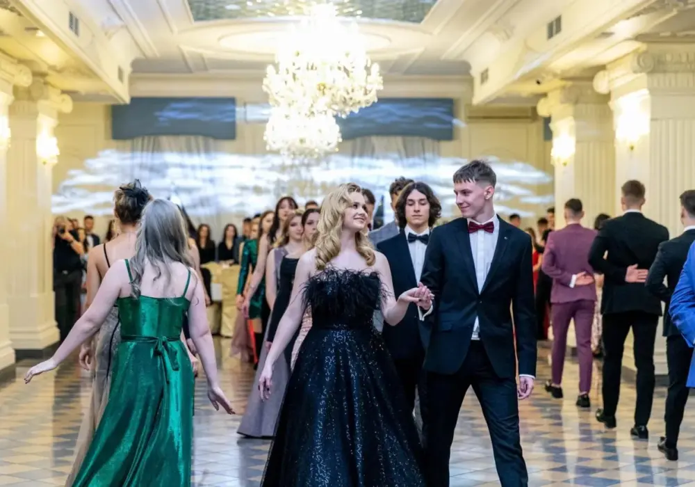 Studniówka w szkole zaocznej: Jak zorganizować bal i jakie są alternatywy?
