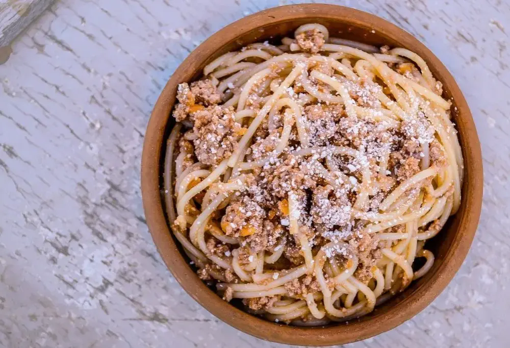 Ile gram makaronu spaghetti na osobę? Odkryj idealne porcje!