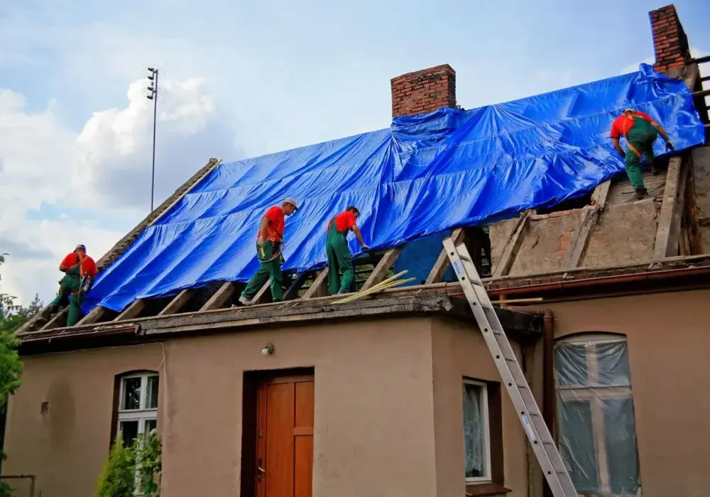 Naprawa dachu - Ile kosztuje i kiedy się opłaca?