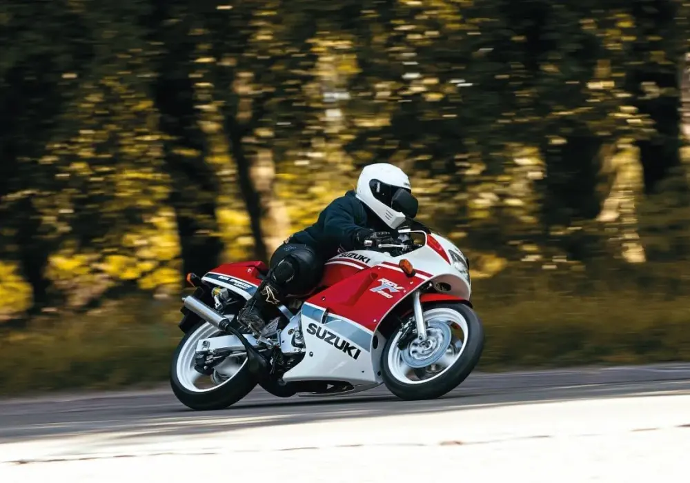 Suzuki RGV 250 - czy warto kupić ten dwusuw?