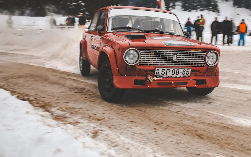  Kuriozalne historie i legendy motoryzacji - najciekawsze wydarzenia z przeszłości