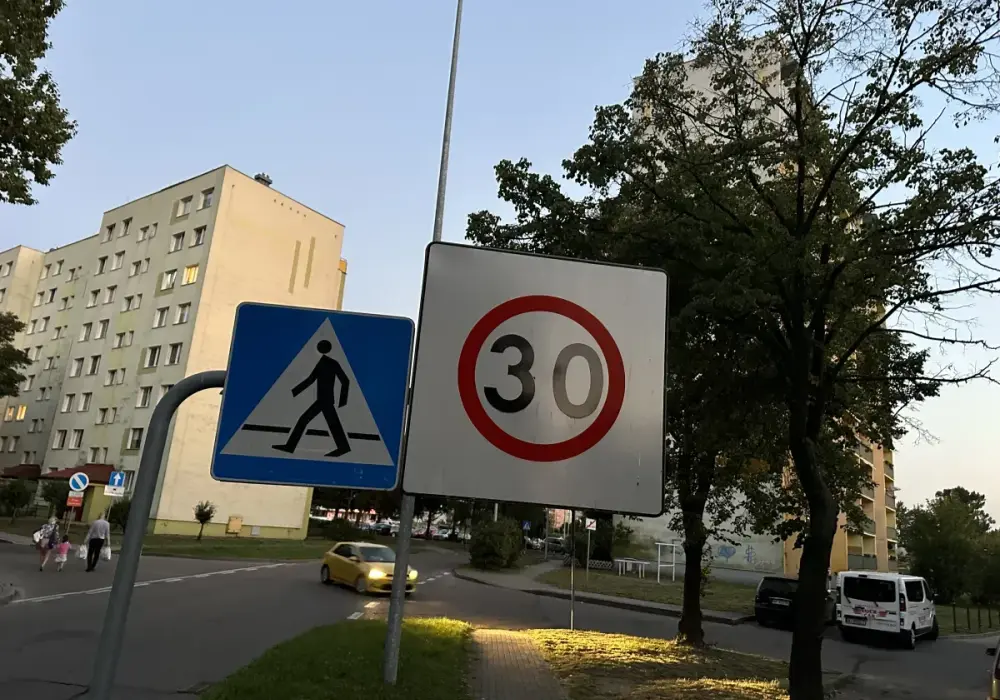 Strefa ograniczonej prędkości - Czy skrzyżowanie odwołuje znak B-43?