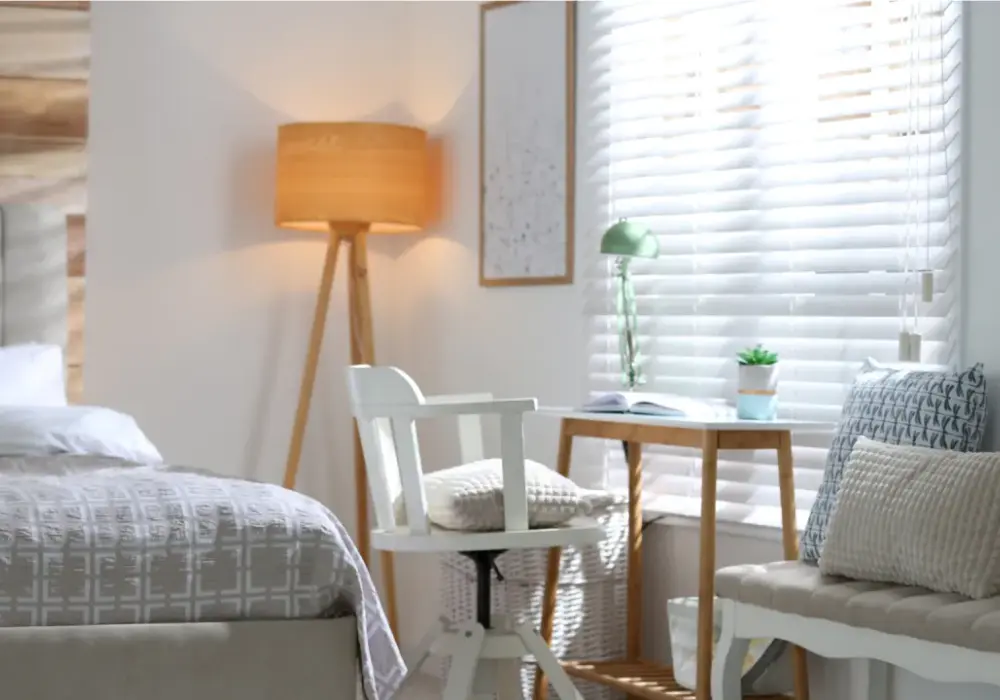Jak udekorować okno w sypialni: 7 stylowych inspiracji