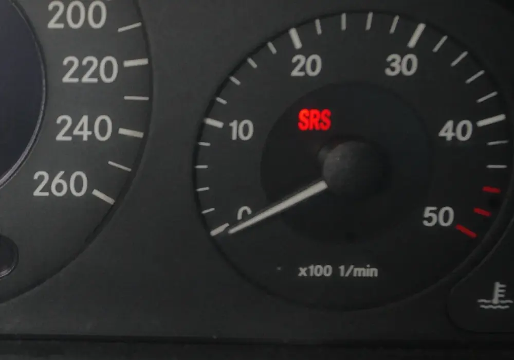 Kontrolka SRS Mercedes - Co oznacza i ile kosztuje naprawa?