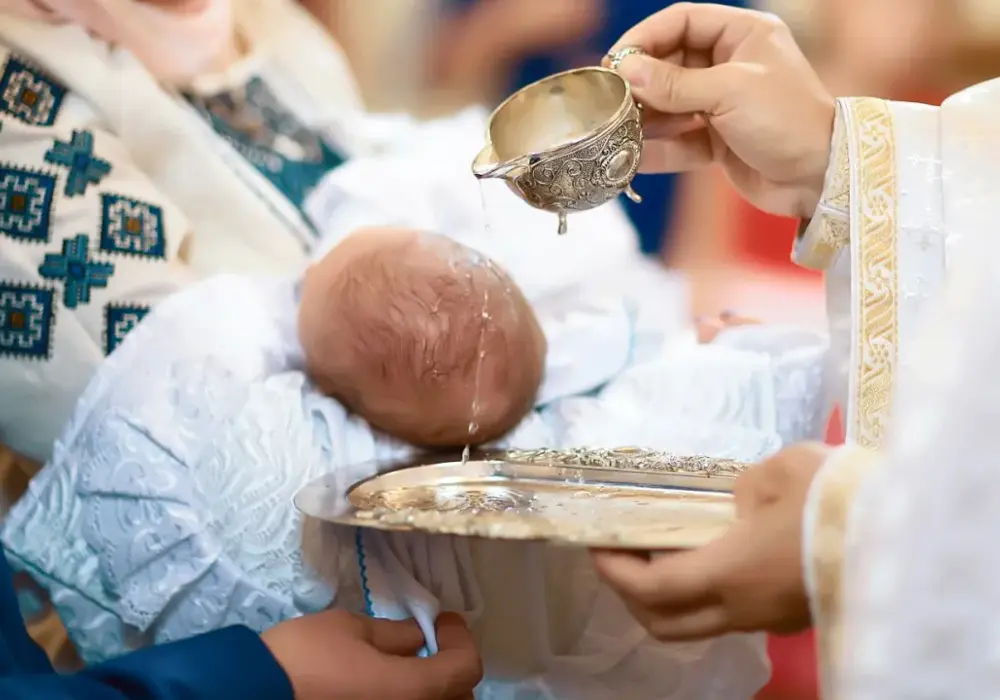 Ile kosztuje chrzest? Poznaj zasady "co łaska" i realne stawki