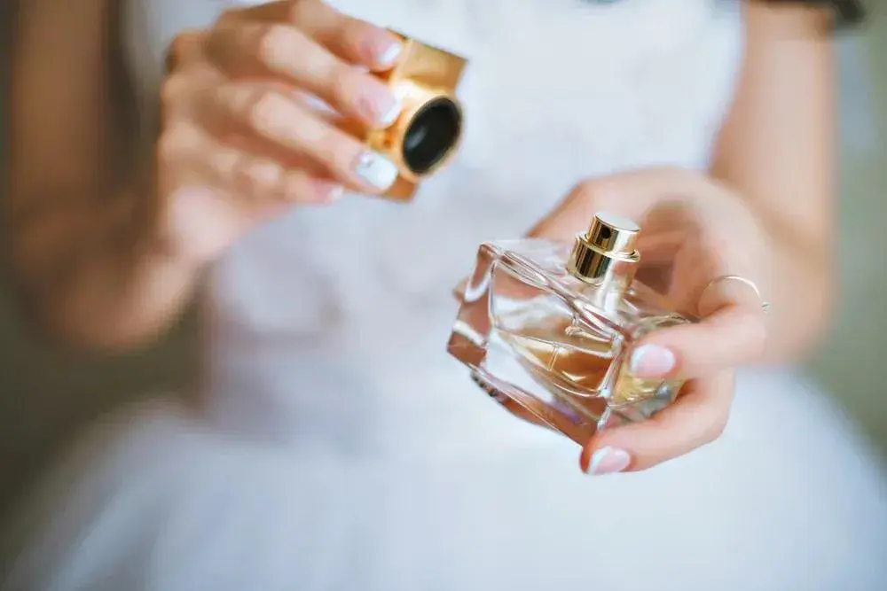 Gdzie się psika perfumami, aby zapach utrzymywał się dłużej?