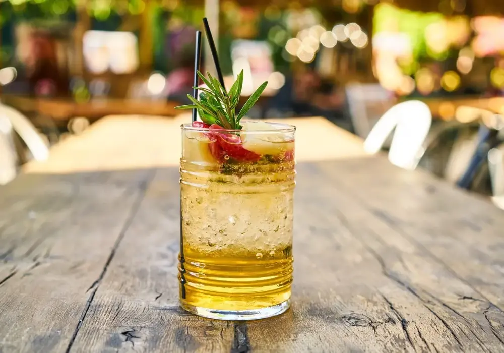 Drinki z sokiem ananasowym - Klasyki, proste przepisy, mocktaile