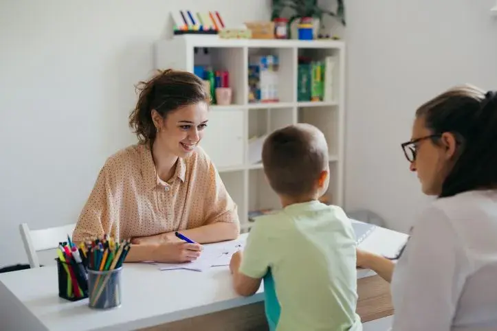 Kto stwierdza upośledzenie umysłowe i jakie mają role w diagnozie?