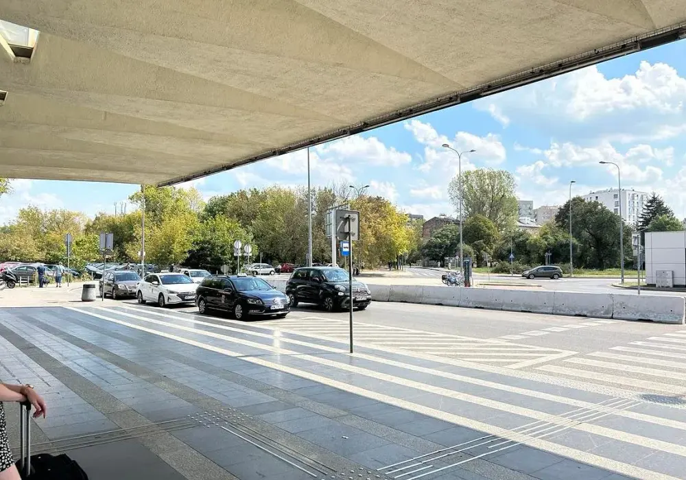 Ile kosztuje taxi z lotniska Chopina na dworzec centralny? Ceny, które musisz znać