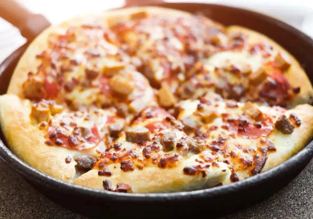 Pizza z patelni bez drożdży: Szybki przepis na idealny obiad