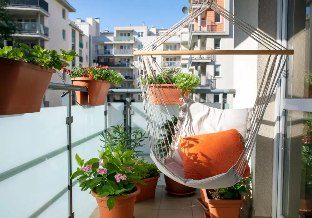 Jak zakryć balkon przed sąsiadami? Sprawdzone sposoby na prywatność