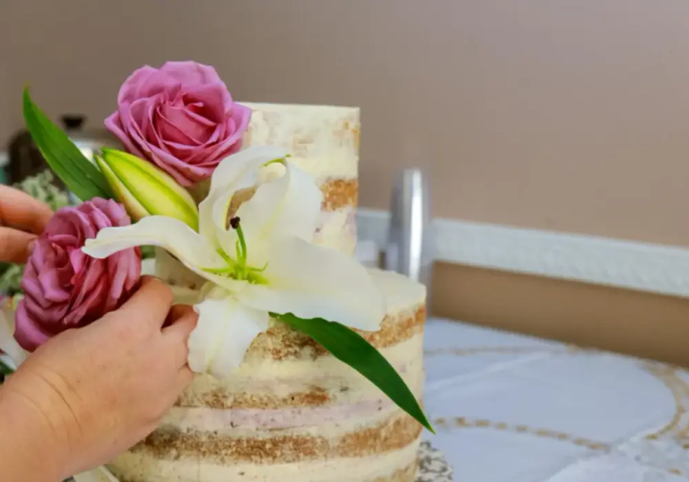 Jak bezpiecznie ozdobić tort kwiatami? Praktyczny przewodnik DIY
