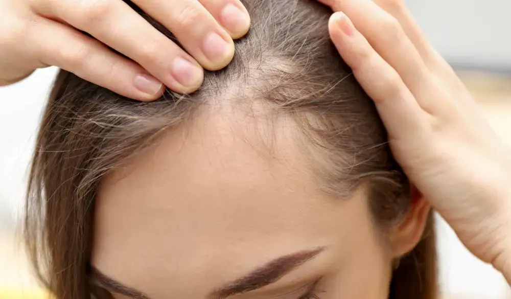 Baby hair - odrost czy łamliwość? Jak pielęgnować i układać?