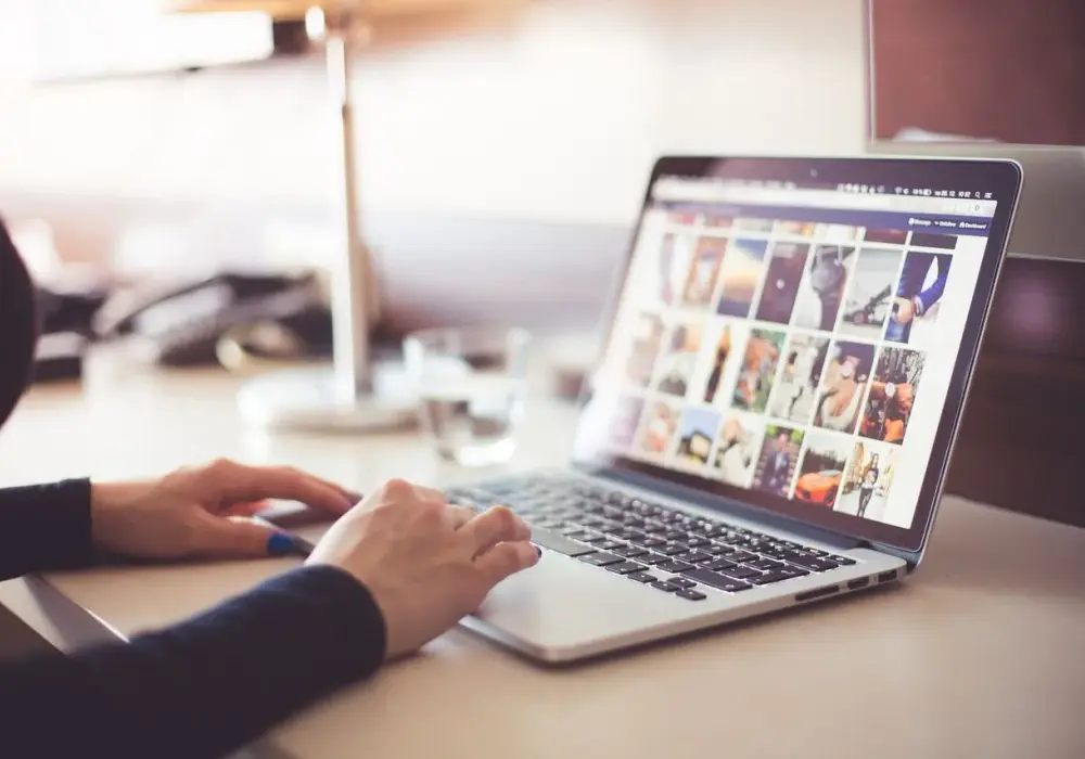 Co to jest HTML 5? Poznaj kluczowe cechy i znaczenie w sieci