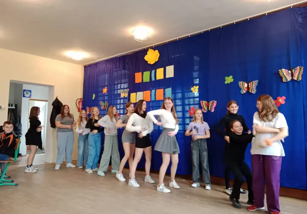 Dzień Kobiet w szkole - Jak świętować z klasą bez nudy i chaosu?