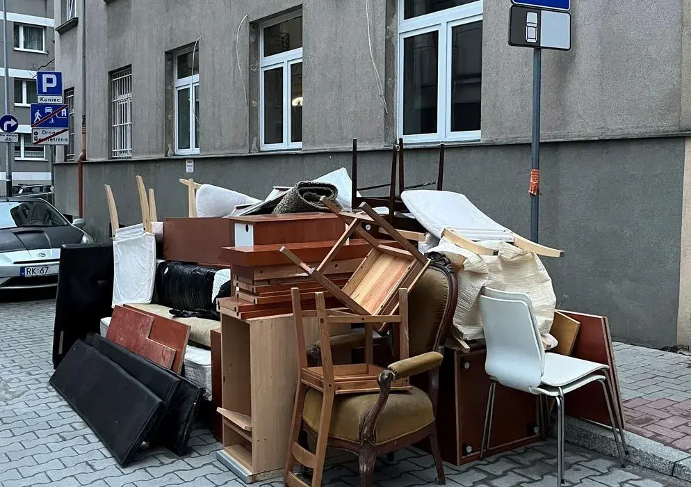 Gdzie wyrzucić plastikowe krzesło, aby uniknąć problemów z utylizacją?