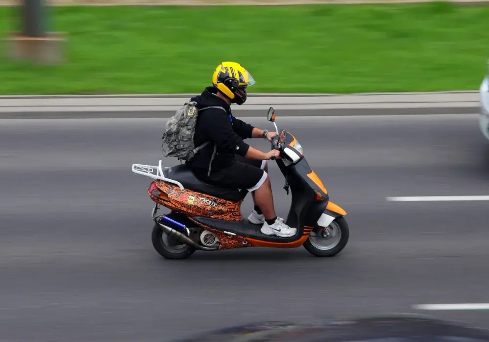 Czy nadal możesz jeździć autem na kartę motorowerową? Zobaczmy!
