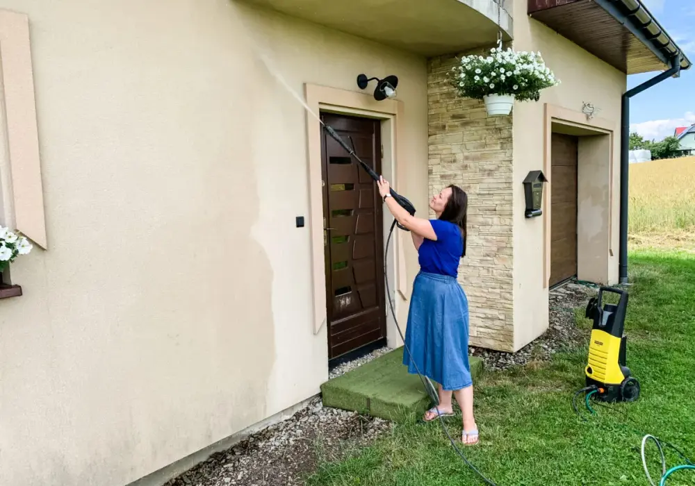 Myjka ciśnieniowa a elewacja: Jak bezpiecznie umyć dom?