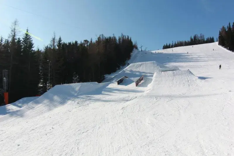 Snowpark w Štrbskim Plesie: Idealne miejsce dla narciarzy i snowboardzistów