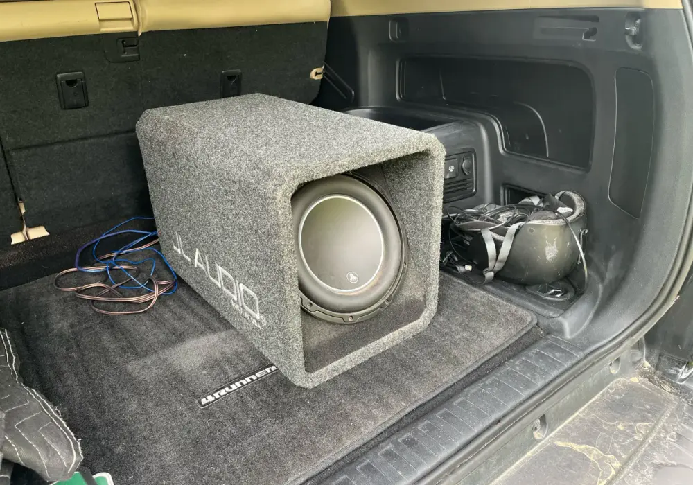 Subwoofer w samochodzie - jak zamontować? Pełny poradnik DIY