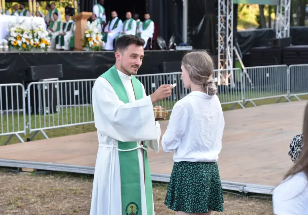 Dlaczego warto przyjmować komunię świętą? Odkryj jej prawdziwe znaczenie