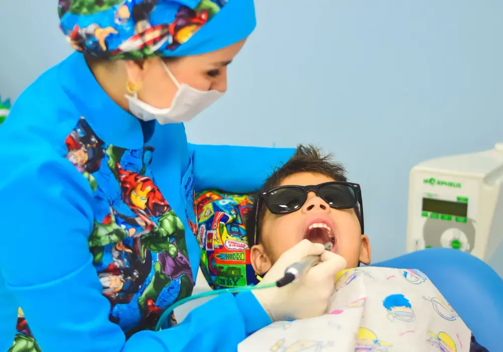 Kiedy pierwsza wizyta u dentysty? Kluczowe informacje dla rodziców