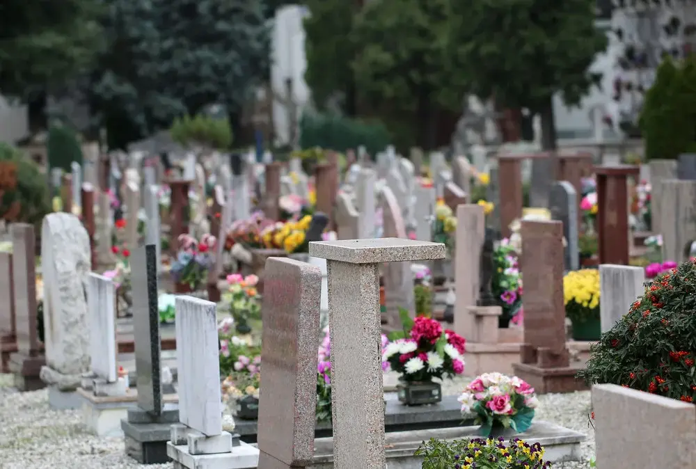 Ile kosztuje wymiana pomnika na cmentarzu? Sprawdź ukryte koszty