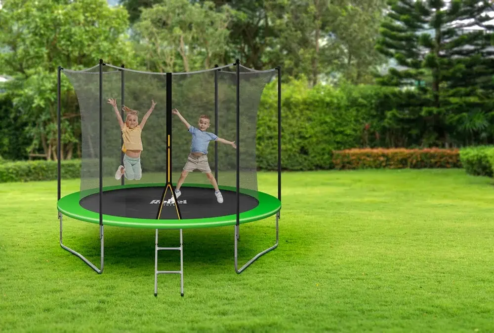 Trampolina ogrodowa – sposób na aktywność i zabawę w ogrodzie!