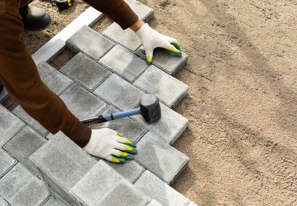 Jaki beton pod kostkę? Kluczowe informacje i porady dla trwałości