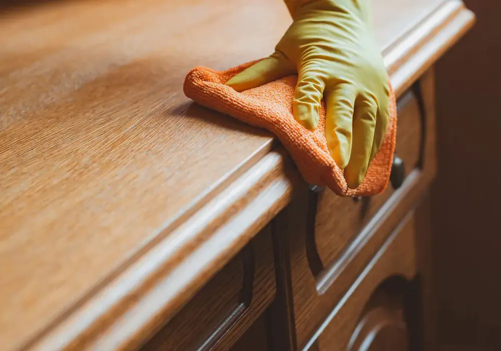 Skuteczne sposoby na usunięcie naklejek z mebli bez uszkodzeń