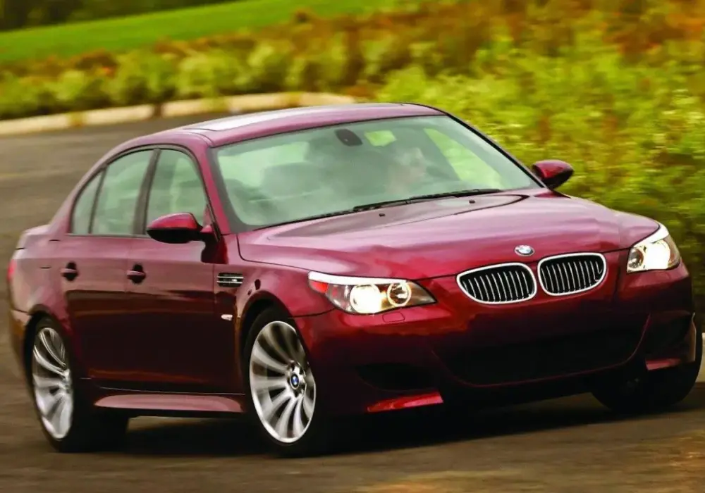 BMW M5 E60 V10 - niezwykłe osiągi i problemy z silnikiem S85