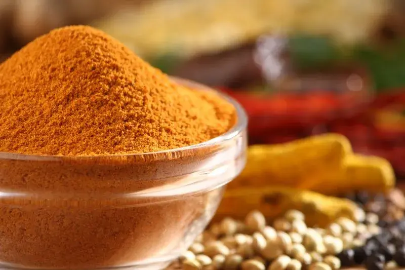 Czym się różni kurkuma od curry? Poznaj kluczowe różnice i zastosowania