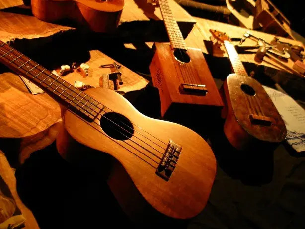 Skąd pochodzi ukulele? Fascynująca historia hawajskiego instrumentu