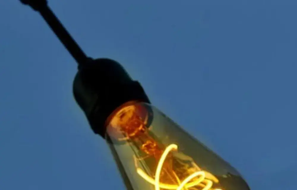 Czy kropelka przewodzi prąd? Dowiedz się, dlaczego to ważne w elektronice