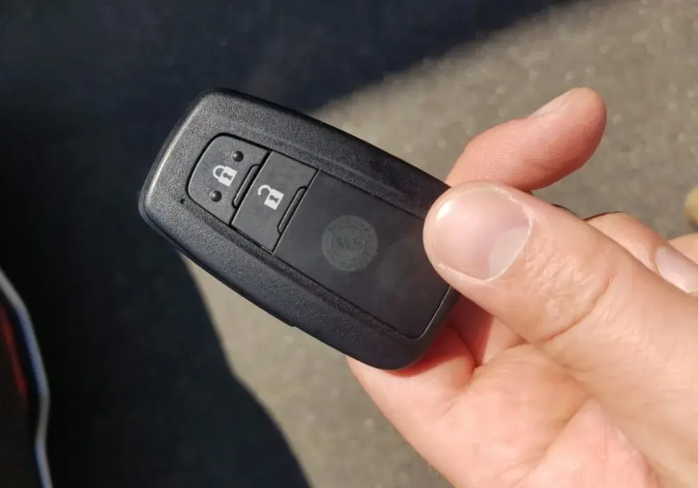 Jak działa inteligentny kluczyk Toyota? Przewodnik po nowoczesnym systemie Smart Key