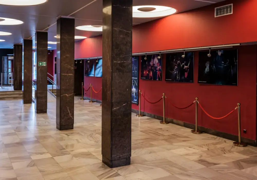 Co to jest rampa w teatrze i jak wpływa na oświetlenie sceny