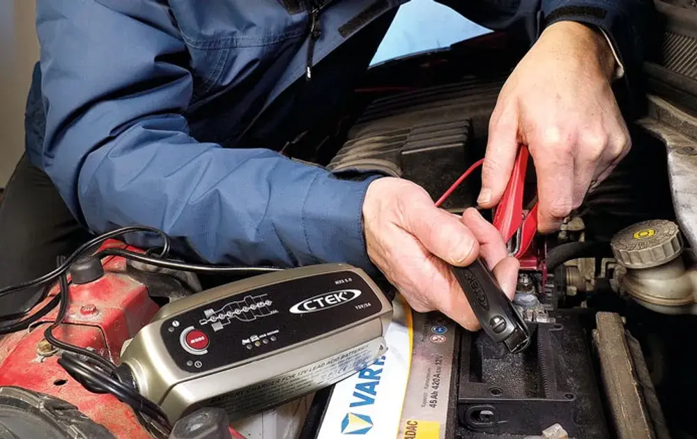 Co to jest prostownik i jak wpływa na Twoje urządzenia elektryczne