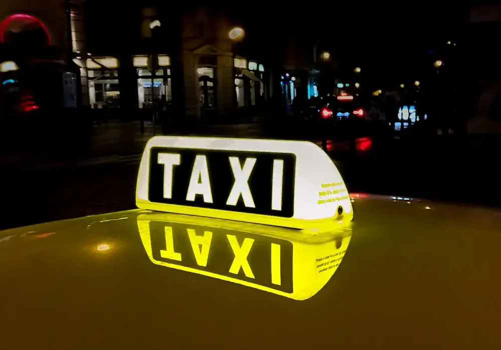 Ile naprawdę kosztuje taxi za 1 km? Sprawdź aktualne ceny i oszczędzaj!
