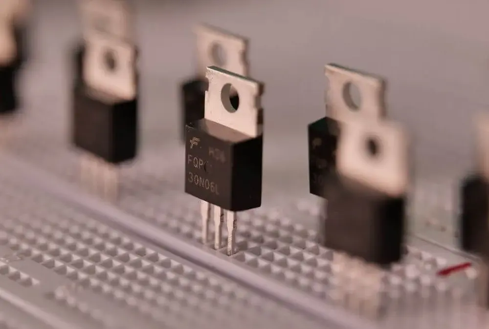 Czym jest emiter i jakie ma znaczenie w nowoczesnej elektronice: kompendium