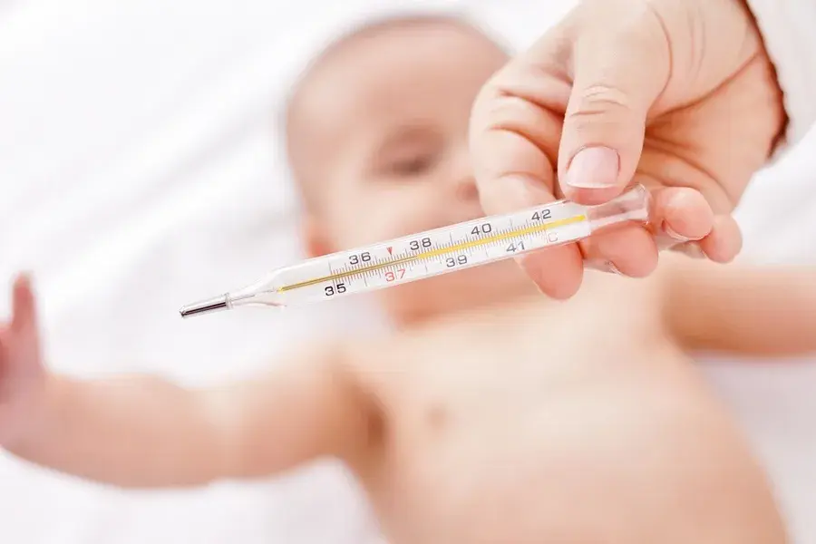 Jak obniżyć gorączkę u dziecka: 8 skutecznych sposobów