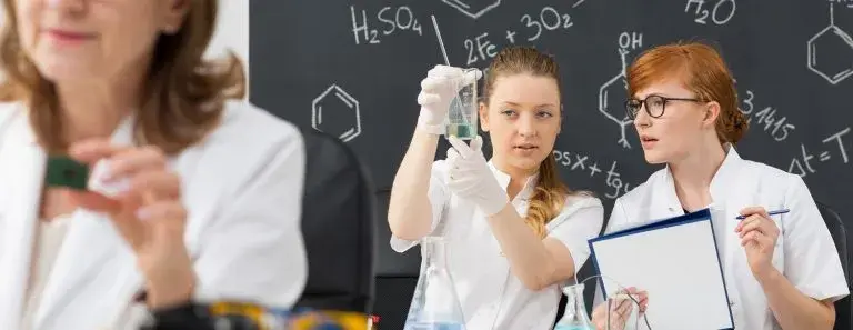 Jakie zawody wybrać po biol-chem? Sprawdź najlepsze ścieżki kariery!