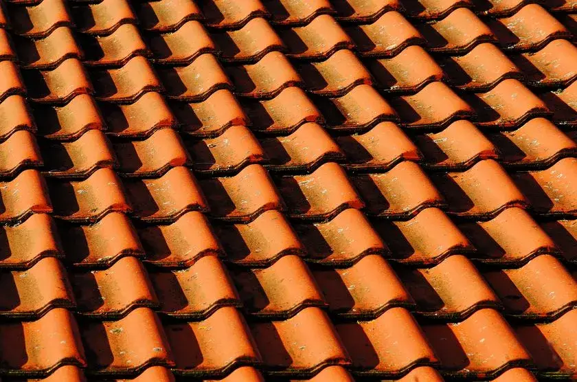 Ile waży dachówka cementowa? Sprawdź, co wpływa na jej ciężar!